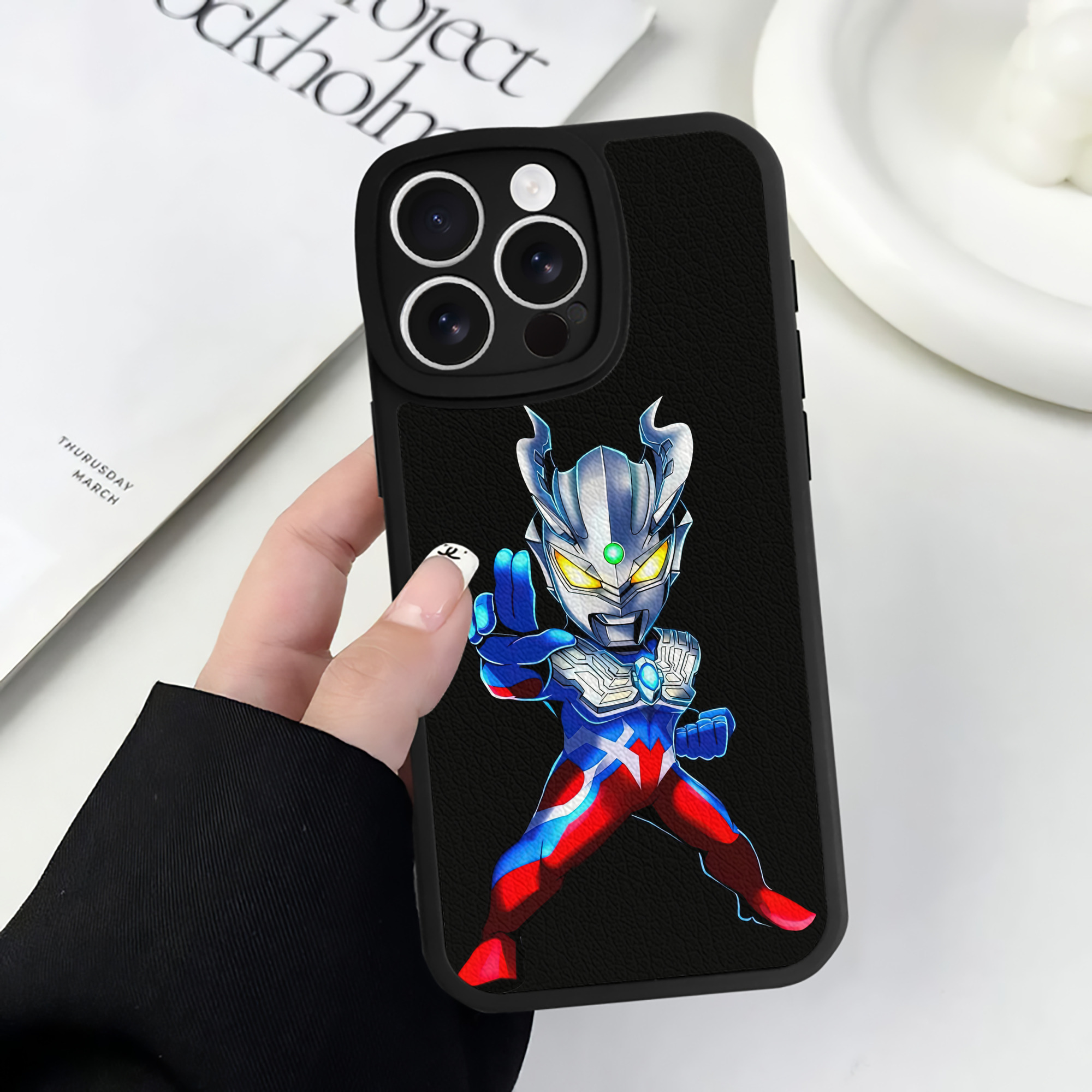 （画像用） ウルトラマン Ultraman 【iPhone 16シリーズ対応】シリコンスマホケース（レザー調） 材質：シリコン